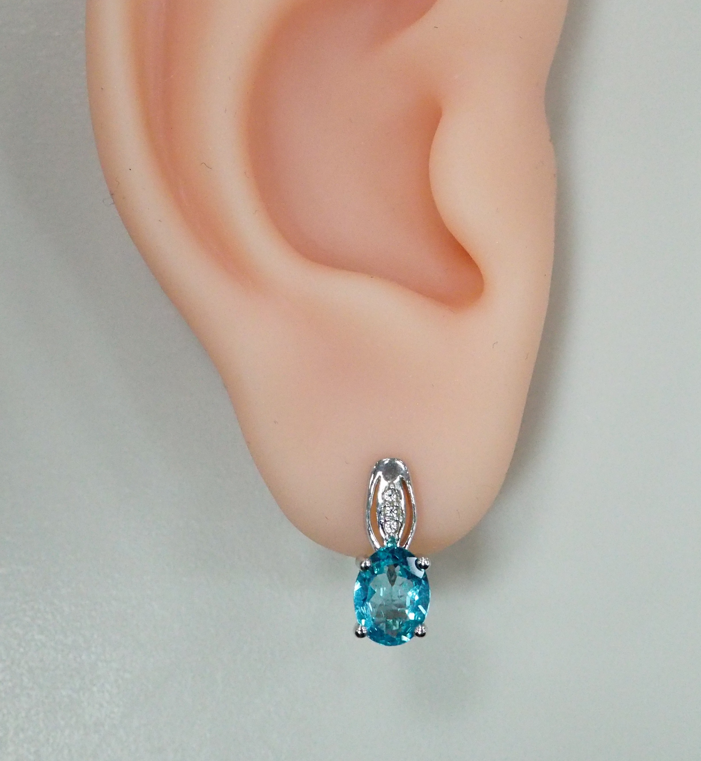 Серебряные серьги с апатитами